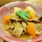 喰間 - 新じゃがと新玉ねぎの豚肉いっぱい 　カレー風味の肉じゃが