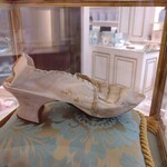 LE SALON DE NINA'S - 250年前の本物のマリー・アントワネットの靴
