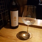 焼鳥 市松 - シェフからのサービスで頂いた日本酒「亜麻猫」。白ワインのようで読みやすく美味しい！スーパードライ、梅酒ソーダ2杯、自家製ジンジャエールです。サービス料込みお会計12300円。