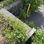 横浜らーめん 本牧家 - ここをジャンプ！意外に高いから気を付けて！