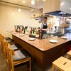 創作イタリア料理 Kazuのちゅーぼー - 内観写真:カウンター席は目の前でシェフの調理が見える特等席！