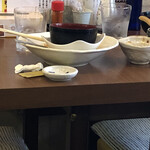 家庭料理居酒屋 よってって - 隣の席から撮ったカレーのお皿。白くて大きい
