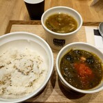 Soup Stock Tokyo - 
                        “ほうれん草のカレー”と“いぜな島産もずくとゴーヤーの沖縄スープ”。