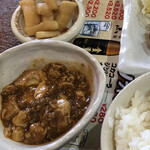 家庭料理居酒屋 よってって - しっかりピリ辛な麻婆豆腐とお漬物