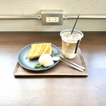 Kabukuno Nikai - メープルシフォンケーキのアイス添え＆安定のカフェラテ