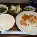 キッチン ブルー グローブ - 銀鮭ムニエル　マスカルポーネと春キャベツのブルーテソース