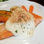 キッチン ブルー グローブ - 銀鮭ムニエルのアップ