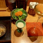 スペイン坂 鳥幸 - 日本酒がワイングラスで。ぬるい。香りもない。葉っぱはカピカピ。よくわからない突き出しはスープ？