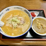 大関 - チャーシューラーメン（味噌）…980円＋W大盛り…250円＋カレー丼セット（福神漬け付き）…300円