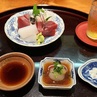 祇園 なん波 - 刺身‥鮪赤身、ケンサキイカ、カツオ、鯛を、醤油、おろしポン酢、ゆず塩でいただく