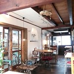 IZUCHO CAFE - 古民家の雰囲気が落ち着きます☆ﾃｰﾌﾞﾙによっては椅子の種類が様々…ﾜﾗ