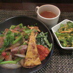 ジュイップ - 牛赤身肉のサイコロステーキ丼900円