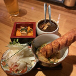 Ikejirioohashi Okadagarikku - 四種盛り合わせ。ダブルガリ、キャロットラペ、カレー、揚げフランクフルト