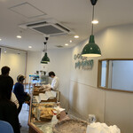 塩パン屋 パン・メゾン - 店内での行列