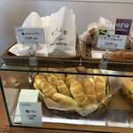 塩パン屋 パン・メゾン - 店内ディスプレイ　塩パンのアップルパイは2個の購入制限