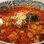 Shiki Yoshi - 担々麺、950円税込。胡麻感は感じない。(バカ舌かも、すみません)直球の辛いヤツです。嬉しくなる辛さ。麺2/3でも食べきらん。ボリューム、もうボリューム。