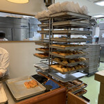 塩パン屋 パン・メゾン - どんどん焼いています