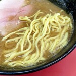 ラーメン 杉田家 - 酒井製麺の中太麺。