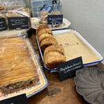 ベイク ルーム - ビスケットの奥にレーズンサンドクッキー発見！！！！買うぅ！！