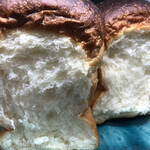 PARKER HOUSE BUTTER ROLL - 食パンを千切った断面