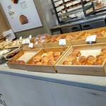 PARKER HOUSE BUTTER ROLL - 余裕のあるディスプレイで見やすい