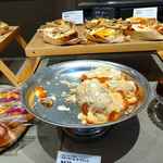 PARKER HOUSE BUTTER ROLL - 店内は狭いけど