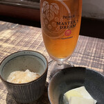 Kushiyaki Hakata Matsusuke - ザ・プレミアムモルツ マスターズドリーム(770円)とお通し(450円)のクリームチーズの練り豆腐と箸休めの鬼おろし