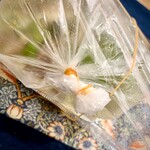 ソンクラン - 素朴だけれど真心感じさせられる包み方