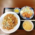 Rakuyasu Sakaba - 焼きそば ＋ 揚げ物 ランチ ¥750（税込）