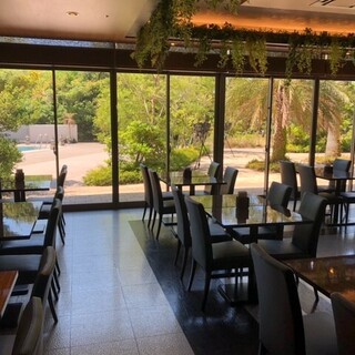 Restaurant LA VERANDA - 料理コーナーと離れた半個室空間。団体様にも最適