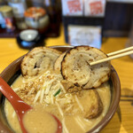 麺場 田所商店 - 丸いチャーシューは比較的塩分控えめです。