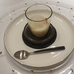 エクアトゥール - アミューズ：ホワイトショコラ（白とうもろこし）と雲丹、オレンジの香り