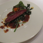 エクアトゥール - 肉：熊本県阿蘇山麓より、馬ハラミのロースト、燻製したエシャロットソースと金時草（加賀野菜）のソテー2