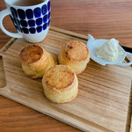 ザ ティールームス 日本橋三越店 - 自宅でこんな美味しいスコーン！クロテッドクリームは必須です。ジャムも要らない美味しさ