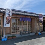 海の駅 黒潮 相差店 - 外観はきれいめ海のごはん屋さん。