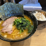 家系ラーメン クックら - かためおおめ海苔ライス　キレキレのスープ