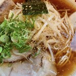 内橋ラーメン - 胡麻を振りかけます