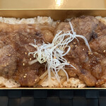 kumamotokyuushuunikusemmontennikubaruaronje - 豚二枚重　お肉の下に玉ねぎの炒めたヤツにタレが絡んで(ﾟдﾟ)ｳﾏｰ