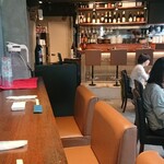 餃子ダイニングTSUDOI - 落ち着いた雰囲気の店内。左右の多きな窓が店内を明るく照らす