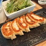 餃子ダイニングTSUDOI - 粗挽き肉餃子 550円、サラダ・ごはん・スープ 300円 税込