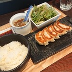 Gyouza Dainingu Tsudoi - 粗挽き肉餃子 550円、サラダ・ごはん・スープ 300円 税込