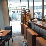 Gyouza Dainingu Tsudoi - 落ち着いた雰囲気の店内。左右の多きな窓が店内を明るく照らす