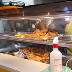 CALL A CHICKEN - 店内、ショーケース。