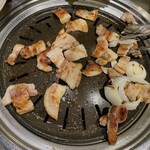 韓国料理 ハモニ食堂 - サムギョプサル少し食べた後