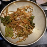 韓国料理 ハモニ食堂 - サムギョプサルにつくネギサラダ