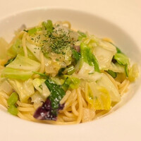 カンパーニャ - 春キャベツとアンチョビのパスタ。
                たっぷりの春キャベツだけでなく白菜も入っていて、食感の違いも楽しい！(*ﾟ∀ﾟ*)シンプルな塩味がイイですね♪