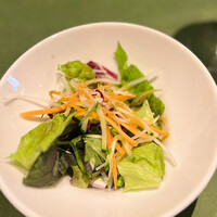 カンパーニャ - セットのサラダ。お野菜もシャキッと新鮮！
                ドレッシングも美味♡(*´-`)