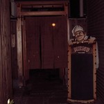 細い路地風のアプローチなぜか手前にキャラクターが