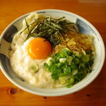 いろりや - ＜冷やし月見山うどん＞冷えた麺に長薯（ながいも）のトロロをかけ有精卵をのせた、夏のスタミナうどん。