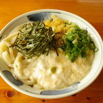 いろりや - ＜冷やし山かけうどん＞冷えた麺に長薯（ながいも）のトロロをかけた、夏のスタミナうどん。